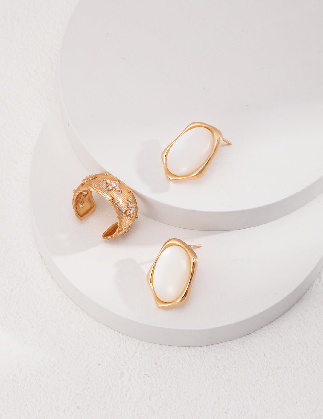 أقراط اللؤلؤ الكلاسيكية