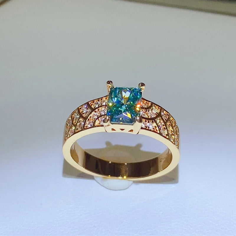 Anillo de moissanita bañado en oro con berilo y esmeralda