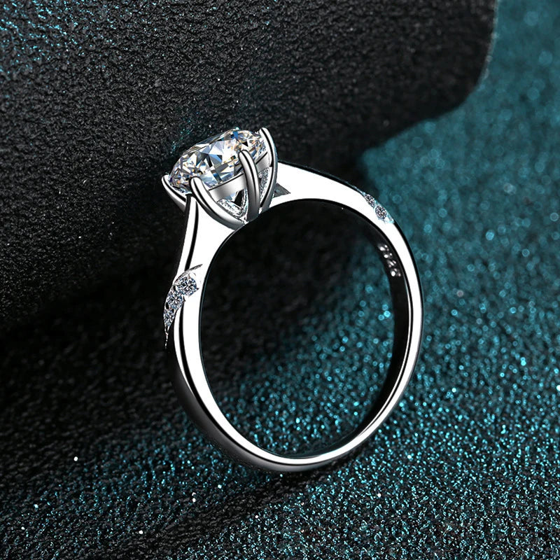 Vera Classic Round Moissanite Ring