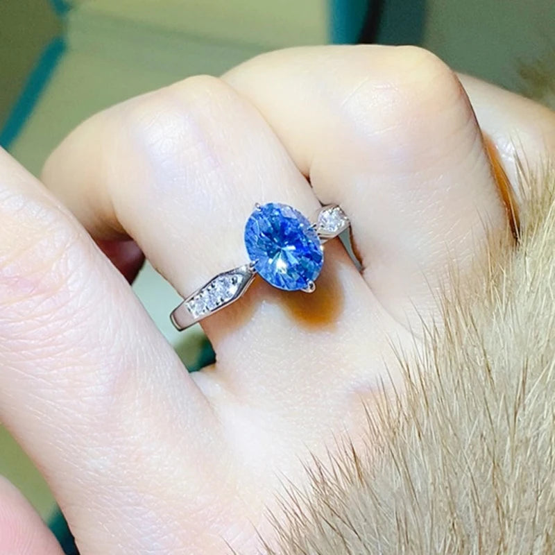 Anillo de moissanita ovalada de color azul fantasía con zafiro 