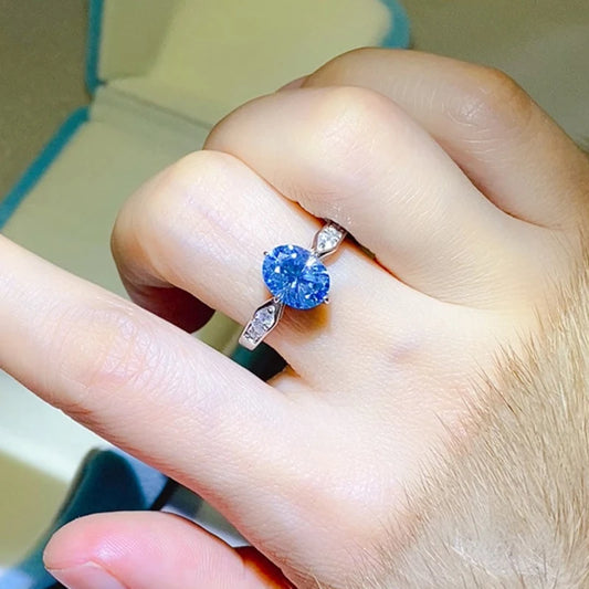 Anillo de moissanita ovalada de color azul fantasía con zafiro 